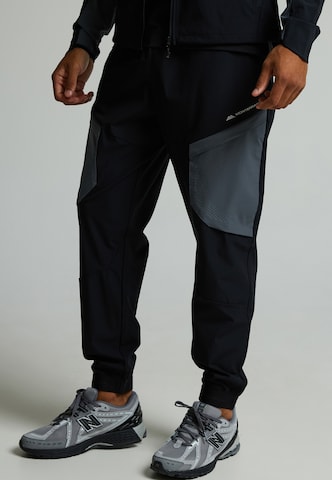 MONTERRAIN Tapered Hose in Schwarz