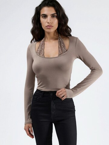 Hiccup Shirt in Brown: front
