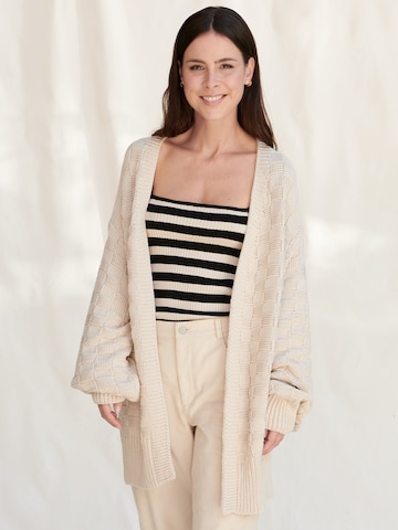 Cardigan 'Sina' A LOT LESS en blanc