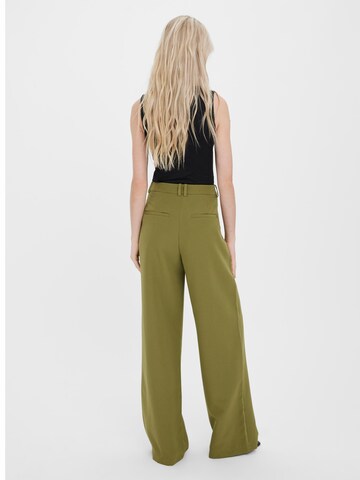 Loosefit Pantalon à pince 'Tinamaria' Vero Moda Collab en vert