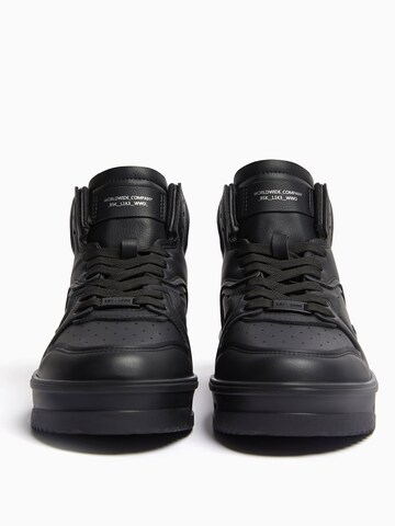 Bershka Sneakers high i svart