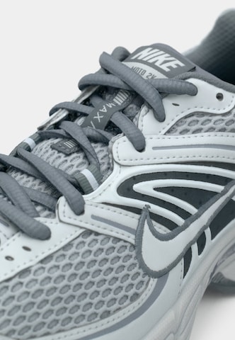 NIKE Sneaker 'Air Max Moto 2K' in Grau