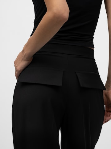 mandragora - Pierna ancha Pantalón 'Theo' en negro