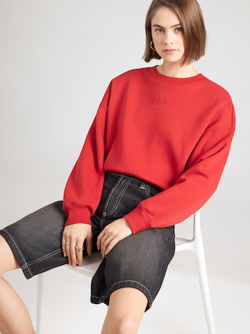 GAP Суичър в червено: отпред