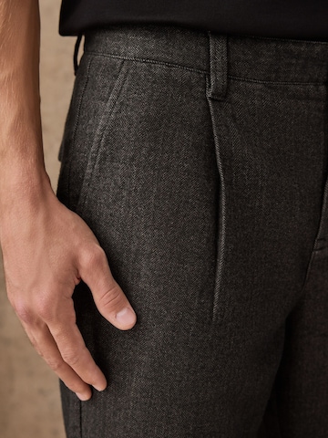 Next - Regular Calças com pregas em castanho