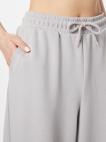 Wide leg Pantaloni sport de la ONLY PLAY pe gri