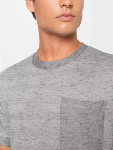 T-Shirt BOSS Orange en gris