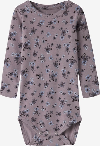 Tutina / body per bambino di NAME IT in lilla: frontale