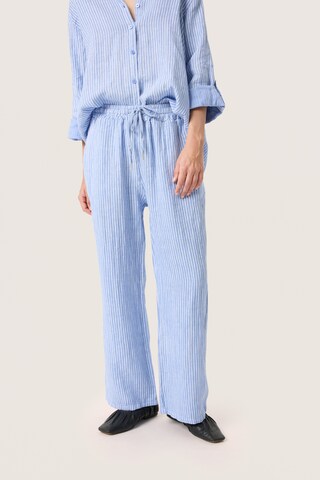 SOAKED IN LUXURY Loosefit Hose in Blau: Vorderseite