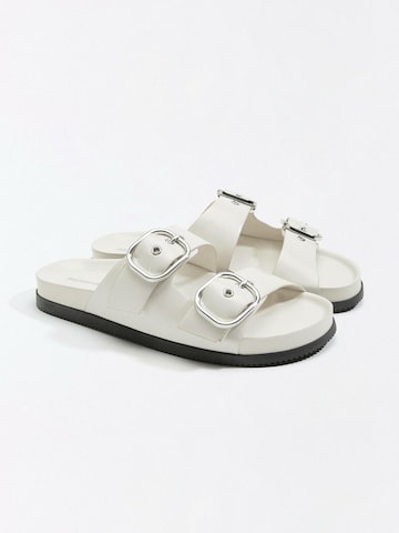 Bershka Pantolette in Weiß