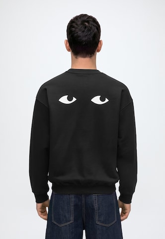 Bluză de molton 'EYES BREEZY' de la Kaotiko pe negru: față