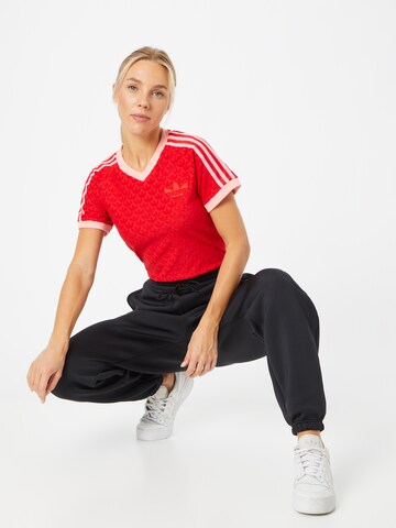 ADIDAS ORIGINALS - Camisa 'Adicolor 70S Monogram' em vermelho