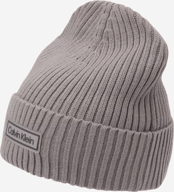 Calvin Klein Шапка в Серый: спереди