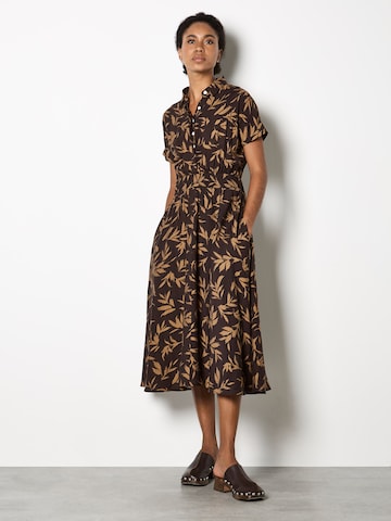 Apricot Textured Leaf Shirt Midi Dress ' ' in Braun: Vorderseite