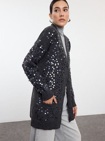 Trendyol Strickjacke in Grau: Vorderseite
