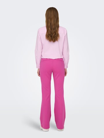 Flared Pantaloni con piega frontale 'PEACH' di ONLY in rosa