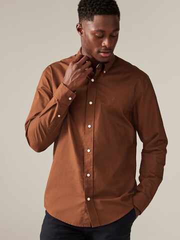 Next - Ajuste regular Camisa en marrón: frente