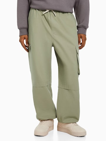 Bershka Loose fit Cargo trousers in Green: front