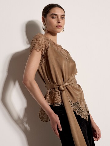 Apricot Blouse ' Satin-Top ' in Goud: voorkant