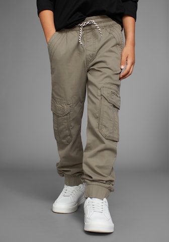 DELMAO Regular Pants in Green: front