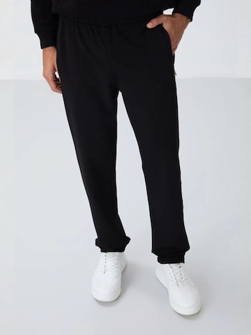 Tommy Life Skinny Sportovní kalhoty 'Jogginghose' – černá: přední strana