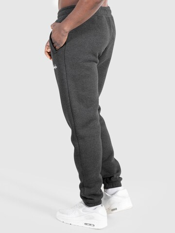 Effilé Pantalon 'Kane' Smilodox en gris