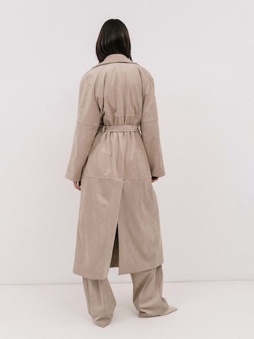 4TAILORS Välikausitakki 'Chili' värissä beige