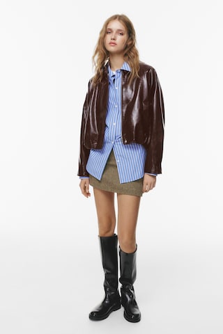 Geacă de primăvară-toamnă de la Pull&Bear pe roșu