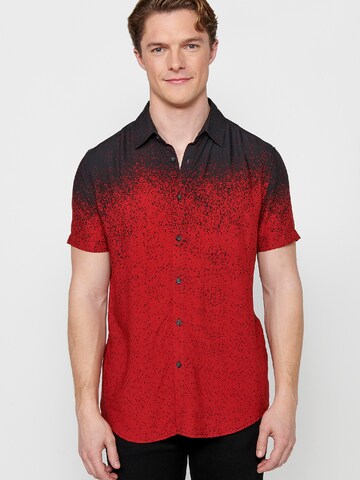 KOROSHI - Ajuste estrecho Camisa en rojo: frente