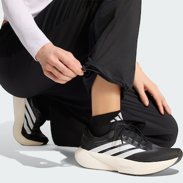 ADIDAS PERFORMANCELoosefit Sportske hlače 'Adi365 Running Essentials' - crna boja