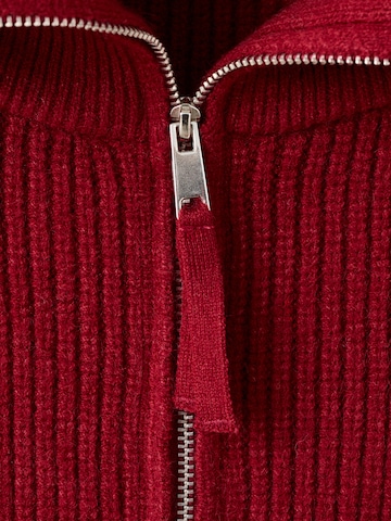 Pulover 'Rizin' de la MANGO pe roșu