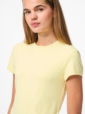 PIECES - Camiseta 'FYLLA' en amarillo
