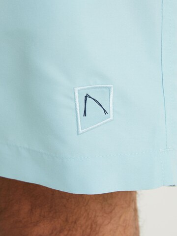 CHASIN' Badeshorts in Blau