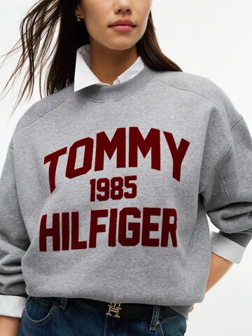 TOMMY HILFIGER Bluzka sportowa 'Varsity' w kolorze szary
