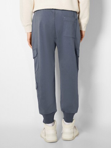 Tapered Pantaloni chino di Bershka in grigio