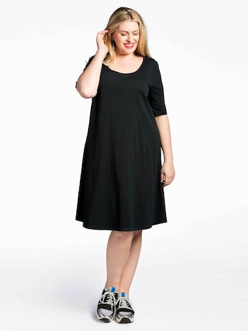 Yoek Dress in Black