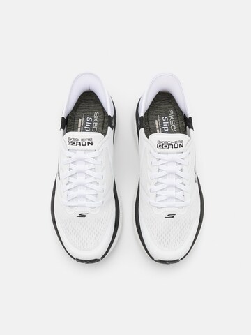 SKECHERS Низкие кроссовки 'MAX CUSHIONING PREMIER 2.0' в Белый