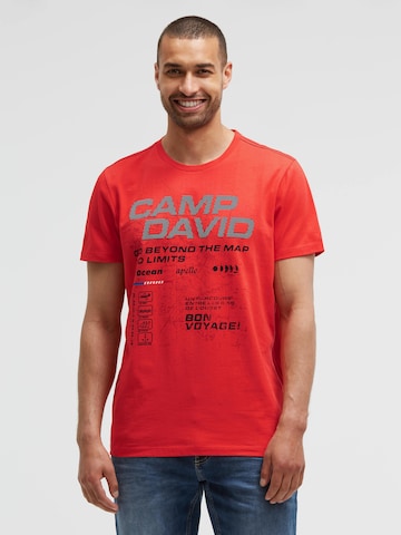 Tricou de la CAMP DAVID pe roșu: față