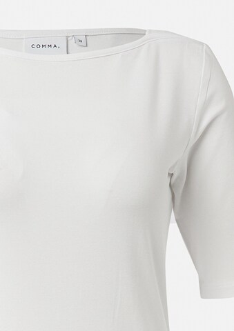Tricou de la COMMA pe alb