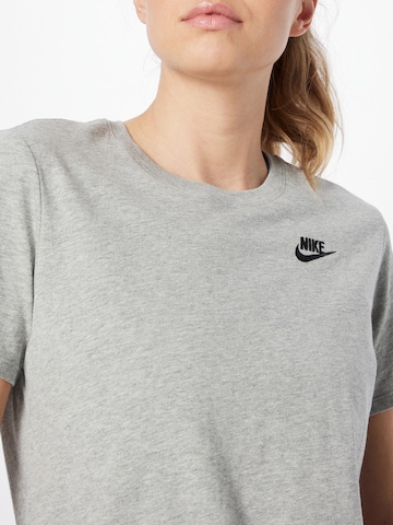 Nike Sportswear Μπλουζάκι 'Club Essential' σε γκρι