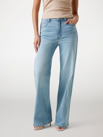 GUESS Wide leg Jeans in Blue: front