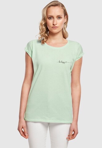 Merchcode Shirt 'Be Happy' in Groen: voorkant