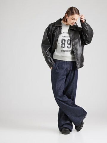 ABOUT YOU Sweatshirt 'Jana' i grå