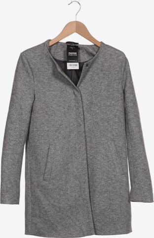 ONLY Jacket & Coat in XS in Grey: front