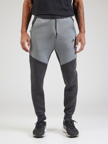 Nike Sportswear Tapered Παντελόνι 'TCH FLC' σε γκρι: μπροστά