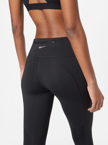 NIKE Skinny Sporthose in Schwarz