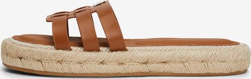 TOMMY HILFIGER Pantolette i brun: framsida