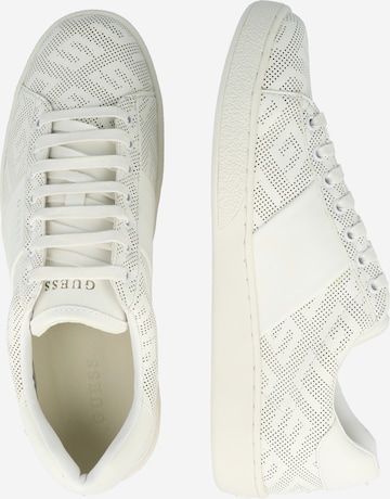 GUESS - Zapatillas deportivas bajas 'NOLA' en blanco