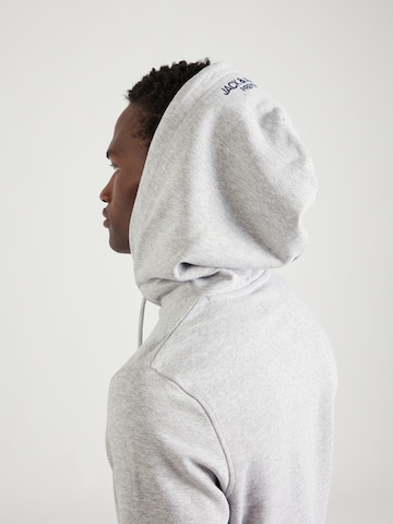 JACK & JONES - Sweatshirt 'GERE' em cinzento