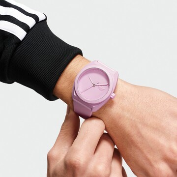 Montre à affichage analogique 'Project Three' ADIDAS ORIGINALS en rose : devant